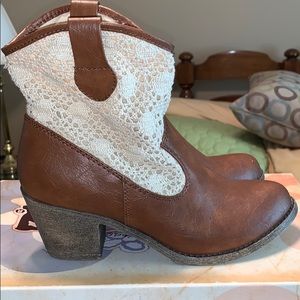 COPY - Mudd women’s ankle bootie.